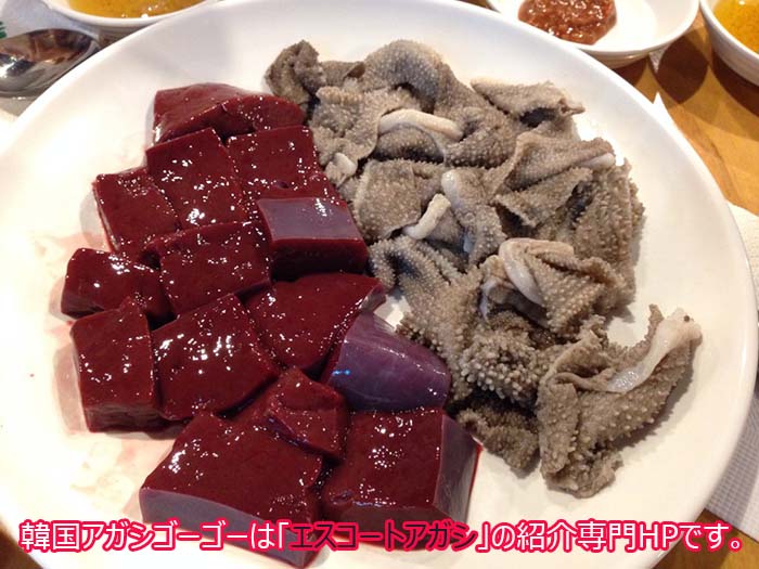 広場市場の生レバー・センマイは新鮮で美味しいです。 生レバー・センマイ